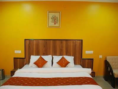 Didi Hotel Lucknow Bagian luar foto